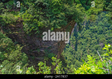 Vue à partir de la plate-forme panoramique sur le Tian Qiao ou le plus grand pont naturel dans la zone panoramique de Yuanjiajie, Zhangjiajie Forest Park, dans la province de Hunan, Ch Banque D'Images