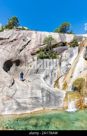 Les gens canyoning dans le célèbre Canyon Purcaraccia à Bavella en été, une destination touristique et de l'attrait pour le canyoning, randonnées et visites th Banque D'Images