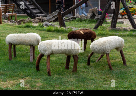 Quatre chaises conçues pour ressembler à des moutons Banque D'Images