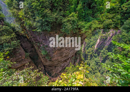 Vue à partir de la plate-forme panoramique sur le Tian Qiao ou le plus grand pont naturel dans la zone panoramique de Yuanjiajie, Zhangjiajie Forest Park, dans la province de Hunan, Ch Banque D'Images