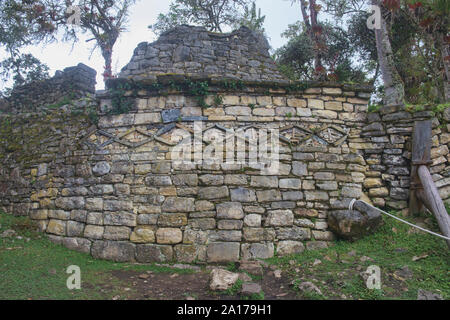 Mur de pierre sculptés dans les ruines de la forteresse de Kuélap, Chachapoyas, Amazonas, Pérou Banque D'Images