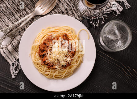 Vue du dessus de l'Italienne spaghetti bolognese on white plate Banque D'Images
