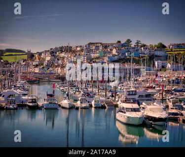 Go - DEVON : l'avant-port à Brixham (image HDR) Banque D'Images