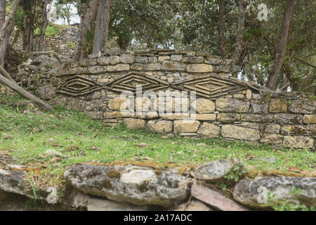 Mur de pierre sculptés dans les ruines de la forteresse de Kuélap, Chachapoyas, Amazonas, Pérou Banque D'Images