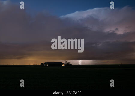 Les éclairs nuage-sol d'un orage d'automne dans les Pays-Bas Banque D'Images