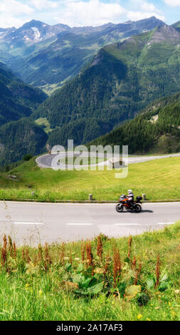 Motocycliste sur la Haute Route alpine du Grossglockner, scenic route touristique dans les Alpes autrichiennes Banque D'Images