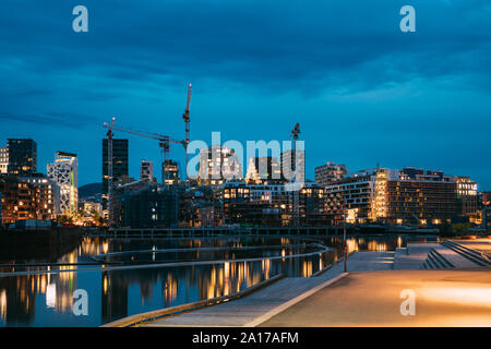 Oslo, Norvège. Vue de nuit en remblai et résidentiel Maison à étages sur rue dans Sorengkaia Gamle Oslo District. Soirée d'été. Zone résidentielle R Banque D'Images