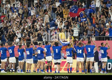 Saitama, Japon. Sep 24, 2019. Les partisans de la joie aux joueurs samoans après la fin de la Coupe du Monde de Rugby 2019 extérieure une correspondance entre la Russie et les Samoa au stade de Rugby Kumagaya, près de Tokyo. La Russie bat les Samoa 34-9. Credit : Rodrigo Reyes Marin/ZUMA/Alamy Fil Live News Banque D'Images