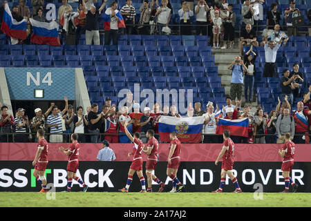 Saitama, Japon. Sep 24, 2019. Les partisans de la joie aux joueurs russes après avoir terminé la Coupe du Monde de Rugby 2019 extérieure une correspondance entre la Russie et les Samoa au stade de Rugby Kumagaya, près de Tokyo. La Russie bat les Samoa 34-9. Credit : Rodrigo Reyes Marin/ZUMA/Alamy Fil Live News Banque D'Images