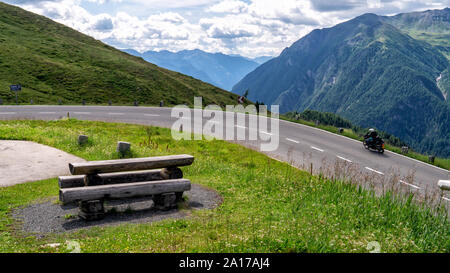 Motocycliste sur la Haute Route alpine du Grossglockner, scenic route touristique dans les Alpes autrichiennes Banque D'Images