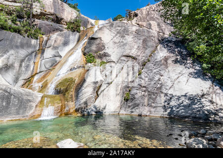 Cascade et piscine naturelle dans le célèbre Canyon Purcaraccia à Bavella en été, une destination touristique et d'attraction pour beaucoup d'activités. Corse Banque D'Images