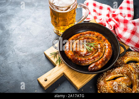 Saucisses grillées en pan de fer noir. Banque D'Images