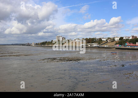 Une vue de la côte de Southend-on-Sea, dans des tons de bleu et ciel nuageux, comme vu de la jetée, a la plus longue jetée dans le monde. Banque D'Images