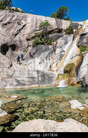 Les gens canyoning dans le célèbre Canyon Purcaraccia à Bavella en été, une destination touristique pour le canyoning, visiter les piscines naturelles. Corse Banque D'Images