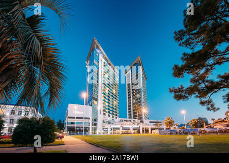 Batumi, Géorgie, l'Adjarie - 10 septembre 2017 : Construction de l'hôtel Hilton en soirée ou la nuit Illuminations. L'architecture urbaine de Georgian Resort Ville O Banque D'Images