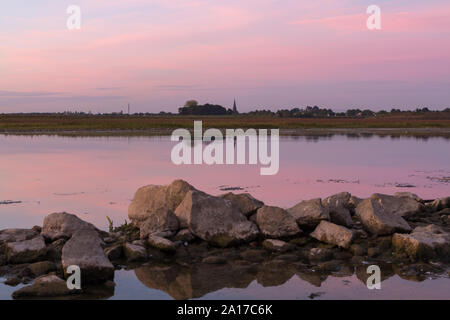 Lever du soleil à la frontière des Pays-Bas et de la Belgique. Deux pays séparés par la rivière de la Meuse. Photo prise depuis la belgique côté pendant heure d'or w Banque D'Images