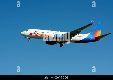 Jet2 Boeing 737-8K5 à l'atterrissage à l'aéroport de Birmingham, UK (G-GDFW) Banque D'Images