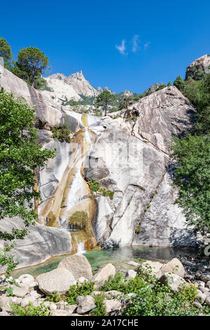 Cascade et piscine naturelle dans le célèbre Canyon Purcaraccia à Bavella en été, une destination touristique et l'attraction. Corse, France Banque D'Images