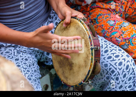 Woman's hands playing tambourine au cours de capoeira du Brésil de rendement Banque D'Images