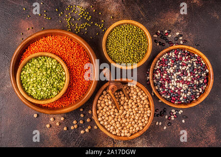 Assortiment de légumes - lentilles, pois, pois chiches, Mungo et haricots différents. Vue d'en haut. Banque D'Images