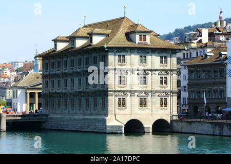 Historische Gebäude am Fluss Département im Zentrum von Zürich Banque D'Images