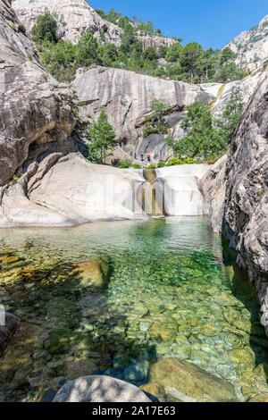 Les gens canyoning dans le célèbre Canyon Purcaraccia à Bavella en été, une destination touristique et l'attraction. Corse, France Banque D'Images