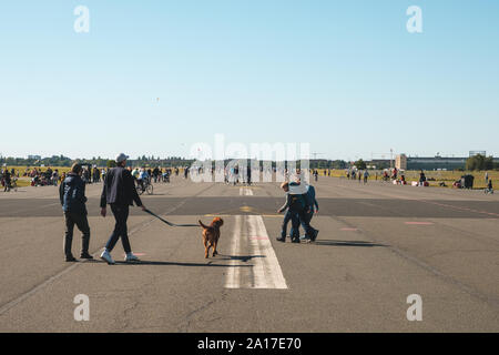 Berlin, Allemagne - Septembre 2019 : Beaucoup de gens marcher avec chien sur rue ou à l'Aérodrome de Flughafen Tempelhof), ancienne ville des aéroports de Berlin Banque D'Images