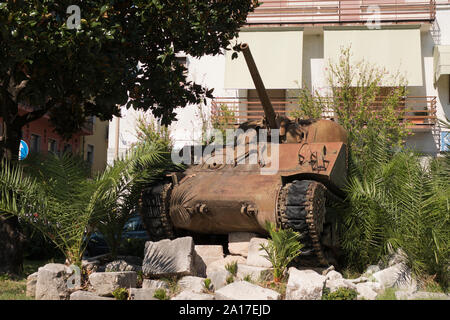 Un char Sherman original dans la ville de Cassino en été, Italie Banque D'Images