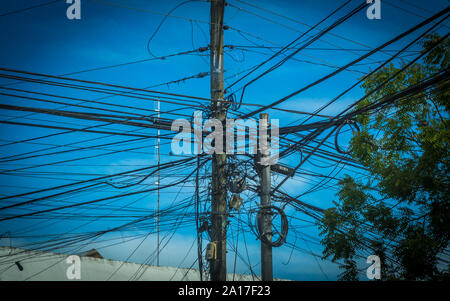 Infrastructures électriques difficiles dans les villes de Mindanao aux Philippines Banque D'Images