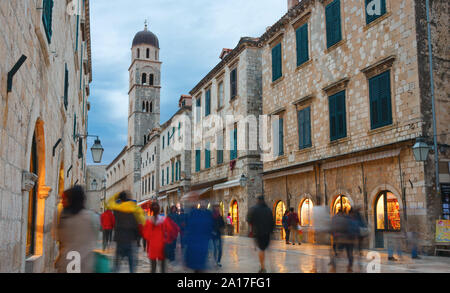 Les touristes non identifiés le long de la promenade Stradun, la rue principale de la ville médiévale de Dubrovnik, Croatie. Banque D'Images