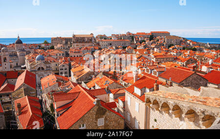 Maisons médiévales et orange toits de la vieille ville de Dubrovnik avec la mer en arrière-plan sur une journée ensoleillée. La Croatie. Banque D'Images