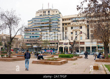 Les gens à la place de Florence sur un ciel nuageux l'après-midi. Place de Florence est un carré dans la Ville Nouvelle (Nouvelle ville), un quartier moderne de Fès, Maroc. Banque D'Images