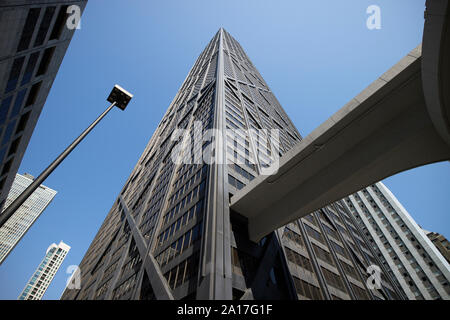 Pont pour le garage de stationnement à l'intérieur de la 875 North Michigan Avenue le John Hancock Center gratte-ciel de Chicago, dans l'Illinois, États-Unis d'Amérique Banque D'Images