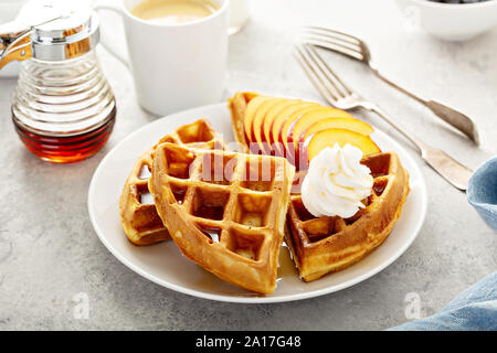 Des gaufres pour le petit déjeuner servi à la pêche avec les baies fraîches, le sirop d'érable et du café Banque D'Images