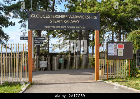 CHELTENHAM, ANGLETERRE - Septembre 2019 : Entrée de l'Hippodrome de Cheltenham GLOUCESTERSHIRE et station sur le chemin de fer à vapeur du Warwickshire. Banque D'Images