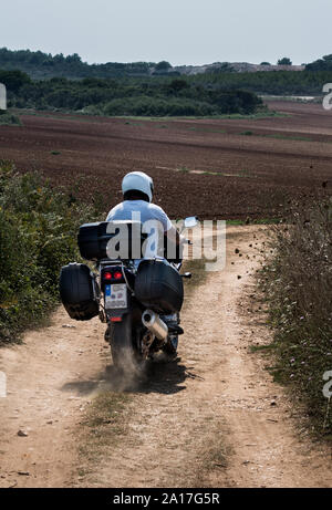 Moto sur route de gravier poussiéreuse en Croatie Banque D'Images