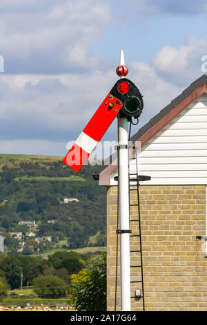 Cheltenham, ANGLETERRE - SEPTEMBRE 2019 : signal sémaphore traditionnel actionné mécaniquement sur le chemin de fer à vapeur du Gloucestershire et du Warwickshire. Banque D'Images