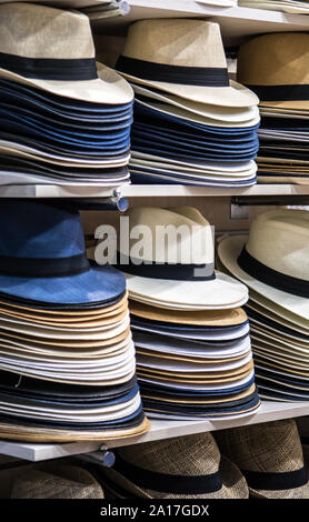 Pile de chapeaux de paille à Market Banque D'Images