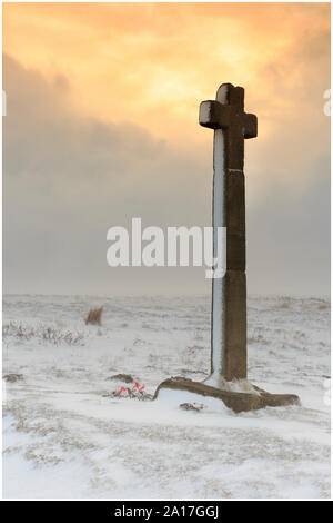 Ralphs croix sur Danby haute lande dans le North York Moors national park en hiver. La zone entourant la croix est recouverte de neige Banque D'Images