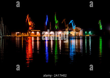 Grues de navire lumineux colorés au port Docks de Pula en Croatie Banque D'Images