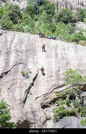 Les gens canyoning dans le célèbre Canyon Purcaraccia à Bavella en été, une destination touristique et de l'attrait pour le canyoning, Corse, France Banque D'Images