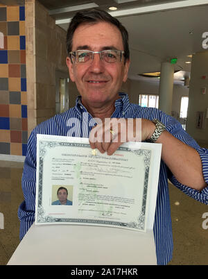 Homme adulte montrant son certificat de citoyenneté américaine après la cérémonie de naturalisation à Tucson AZ Banque D'Images