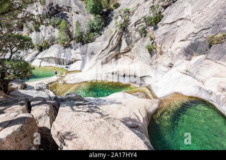 Les personnes bénéficiant de la célèbre piscines naturelles de Bavella Purcaraccia en Canyon en été, une destination touristique et l'attraction. Corse, France Banque D'Images