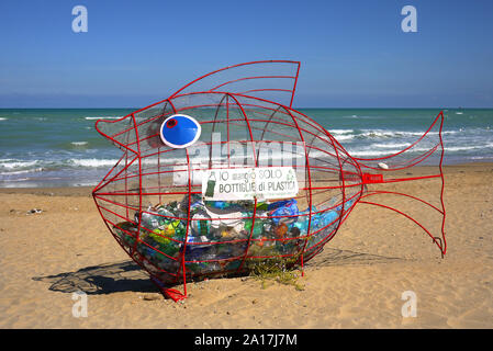 Le recyclage de bouteilles en plastique du poisson sur la côte Adriatique à Termini, Casalbordino, Italie. Il lit "Je ne mangent que les bouteilles en plastique'. Banque D'Images