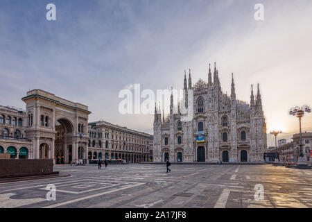 Milan, Italie - 18 mars 2017 : La Piazza del Duomo, la place de la cathédrale en belles couleurs de l'aube, centre de la vie sociale et culturelle. Sur la gauche Gall Banque D'Images
