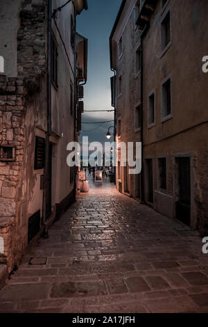 Ruelle étroite avec de vieilles maisons dans le village de Fazana Croatie Banque D'Images