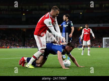 Arsenal de Calum Chambers prend sur Nottingham Forest's Jack Robinson lors de la Coupe du troisième tour, cire en match à l'Emirates Stadium, Londres. Banque D'Images