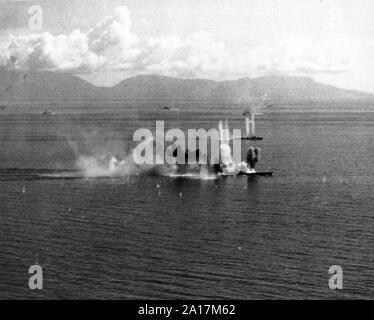 Groupe de travail de la marine américaine de 38 appareils attaquer le cuirassé de la Marine impériale japonaise Musashi (premier plan) et d'un destroyer dans la mer de Sibuyan, 24 octobre 1944. Banque D'Images