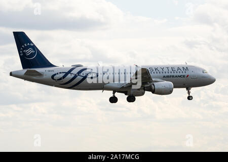 F-GKXS, 23 septembre 2019, l'Airbus A320-214-3825 livrée Skyteam à l'atterrissage à l'aéroport de Roissy, Paris à la fin de l'Air France AF1235 à partir de Berlin Banque D'Images