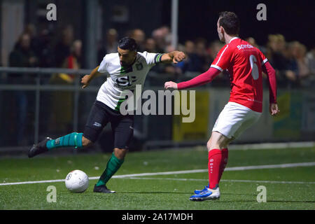 Den Haag, Pays-Bas. Sep 24, 2019. DEN HAAG, 24-09-2019, Football, Houtrust Sportpark, saison 2019/2020, Tweede Divisie néerlandaise . Scheveningen player Mehmet Aldogan (L) et Harkemase Boys dvd ont dix Pim (R) au cours du match Scheveningen vs Harkemase Boys Crédit : Pro Shots/Alamy Live News Banque D'Images